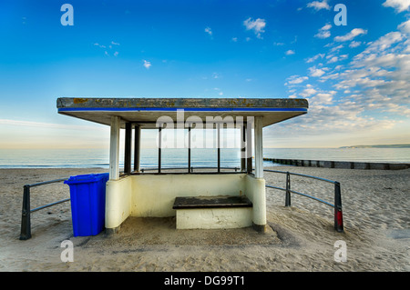 Art-Deco-Meer Unterschlupf auf der Promenade am Strand von Bournemouth in Dorset Stockfoto