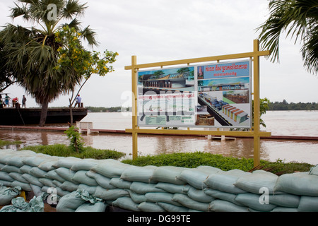 Sandsäcke gestapelt am Ufer des Mekong-Flusses in Kampong Cham, Kambodscha Hochwasser zu verhindern. Stockfoto