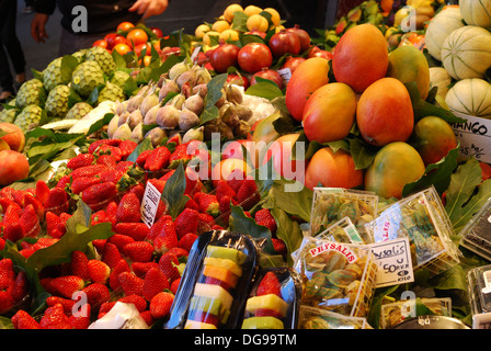 Gemüsehändler und Obst-Shop in Markthalle La Boqueria auf Las Ramblas. Barcelona. Katalonien. Spanien. Nahaufnahme von frischem Obst Stockfoto