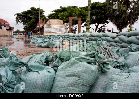 Sandsäcke gestapelt am Ufer des Mekong-Flusses in Kampong Cham, Kambodscha Hochwasser zu verhindern. Stockfoto