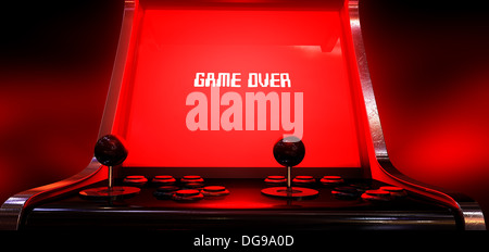 Ein Vintage Arcade-Spiel-Maschine mit einem hellen rot beleuchteten Bildschirm, der Spiel vorbei in weiß auf einem dunklen Arcade-Hintergrund liest Stockfoto