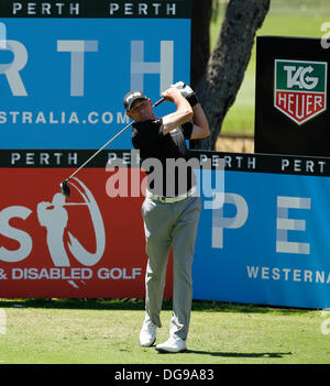 Perth, Australien. 17. Oktober 2013. Peter Fowler (AUS) fährt beim 18. Abschlag Par 4 am Tag 1 des ISPS Handa Perth International Golf Championship vom See Karrinyup Country Club. Bildnachweis: Aktion Plus Sport/Alamy Live-Nachrichten Stockfoto