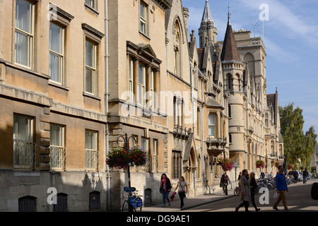 Balliol College an der Broad Street. Oxford University Press; England. Mit Leuten in der Straße Touristen und Studenten. Stockfoto