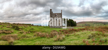 Ein Panoramablick von Schergen auf Bodmin Moor in Cornwall mit einem alten verfallenen Motor-Haus für eine Tin mine Stockfoto