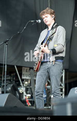 Alex Robertshaw der britischen alternative-Pop/Rock-Band alles alles erklingt in Zürich Openair 2013. Stockfoto