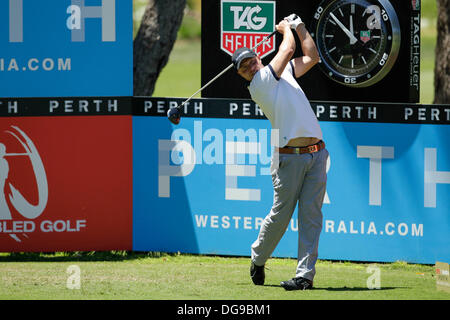 Perth, Australien. 17. Oktober 2013. Peter Erofejeff (FIN) fährt beim 18. Abschlag Par 4 am Tag 1 des ISPS Handa Perth International Golf Championship vom See Karrinyup Country Club. Bildnachweis: Aktion Plus Sport/Alamy Live-Nachrichten Stockfoto