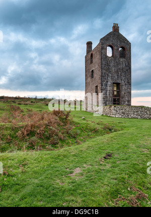 Ein altes ruiniert Maschinenhaus für eine Dose mir an Schergen auf Bodmin Moor in Cornwall Stockfoto