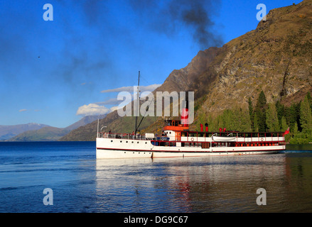 Eine Bootsfahrt auf dem Lake Wakatipu an Bord der legendären Dampfschiff der 100 Jahre alten TSS Earnslaw Stockfoto