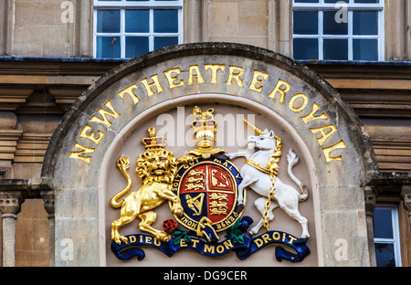 Das königliche Wappen über dem Eingang zum neuen Theatre Royal in Bath, Großbritannien. Stockfoto