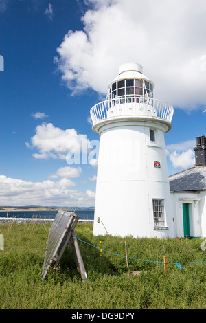 Der Leuchtturm und die Solarzellen auf Inner Farne in den Farne Islands, Northumberland, UK. Stockfoto