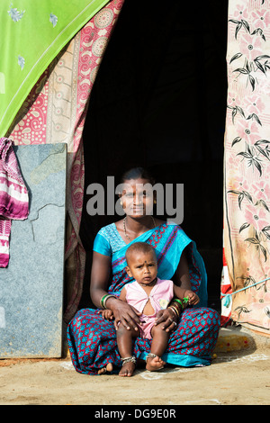 Niedrigere Kaste indische Frau mit ihrem Baby draußen ihr Bender / Zelt / shelter. Andhra Pradesh, Indien Stockfoto