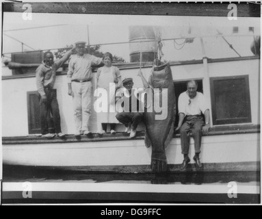 Ein Foto, das Franklin D. Roosevelt mit vier unbekannten Personen in Florida zeigt. Das Bild zeigt Roosevelt, den 32. Präsidenten der Vereinigten Staaten, in einer informellen Umgebung, möglicherweise während seiner Amtszeit. Stockfoto