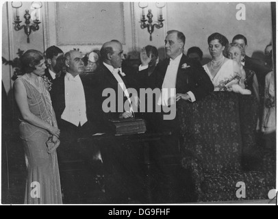 Franklin D. Roosevelt, zusammen mit Eleanor Roosevelt, Sara Delano Roosevelt und Lt. Gouverneur Lehman, erscheint 1970 in Albany, New York. Stockfoto