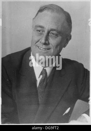 Dieses Bild zeigt Franklin D. Roosevelt, den 32. Präsidenten der Vereinigten Staaten, in einem bedeutenden Moment seiner Führung. Roosevelt führte die Nation durch die große Depression und den Zweiten Weltkrieg und hinterließ einen nachhaltigen Einfluss auf die US-Politik und globale Angelegenheiten. Stockfoto