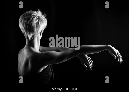 Attraktive Mädchen tanzen, erschossen in schwarz / weiß-version Stockfoto