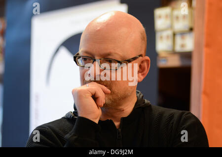 Prag, Tschechische Republik. 16. Oktober 2013. Deutscher Schriftsteller Timur Vermes besucht einer Präsentation der Tschechischen Ausgabe seines Buches, er ist Wieder da (er Is Back) "am Palac Knih Luxor am 16. Oktober 2013 in Prag, Tschechien. Bildnachweis: Radek Detinsky/Alamy Live-Nachrichten Stockfoto