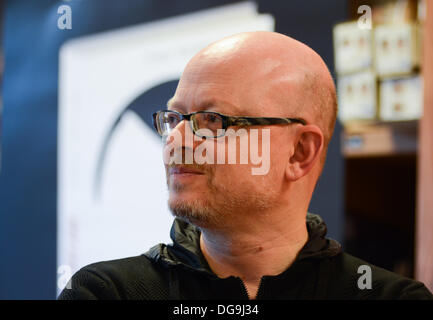 Prag, Tschechische Republik. 16. Oktober 2013. Deutscher Schriftsteller Timur Vermes besucht einer Präsentation der Tschechischen Ausgabe seines Buches, er ist Wieder da (er Is Back) "am Palac Knih Luxor am 16. Oktober 2013 in Prag, Tschechien. Bildnachweis: Radek Detinsky/Alamy Live-Nachrichten Stockfoto