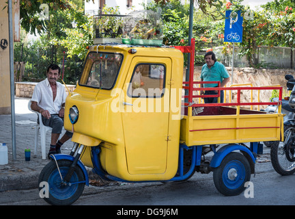 Mann verkaufen Käfig Vögel von oben auf seine Vintage Dreirad in Kalamata Markt, Messinia, Peloponnes, Griechenland Stockfoto