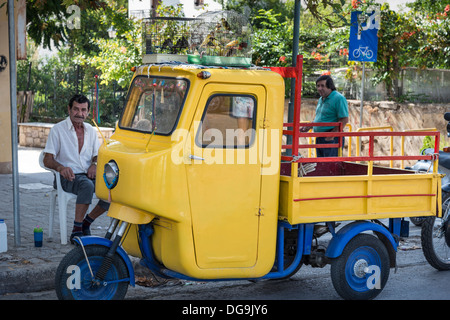 Mann verkaufen Käfig Vögel von oben auf seine Vintage Dreirad in Kalamata Markt, Messinia, Peloponnes, Griechenland Stockfoto