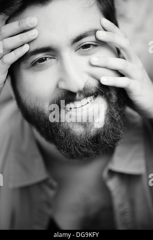 Glücklicher Mann Gesicht Blick in die Kamera Lächeln Stockfoto