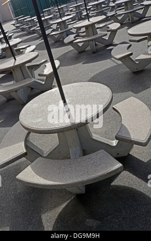 Konkrete Tische und Stühle vor dem legendären Nathan berühmten Restaurant in Coney Island, Brooklyn, New York Stockfoto