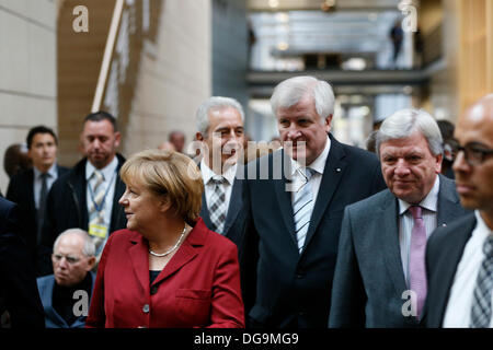 Berlin, Deutschland. 17. Oktober 2013. Dritte unsystematisch sprechen zwischen den Führern der CSU / CDU und SPD für die mögliche Bildung einer Regierungskoalition in der Deutschen Parlamentarischen Gesellschaft in Berlin realisiert. / Foto: zusammen - Vorsitzender Ronald Pofalla (CDU), Kanzleramt Bundeswirtschaftsminister, CSU, Angela Merkel, Bundeskanzlerin, Horst Seehofer (CSU) und Ministerpräsident von Bayern, Volker Bouffier (CDU), Hessens Ministerpräsident. Bildnachweis: Reynaldo Chaib Paganelli/Alamy Live-Nachrichten Stockfoto