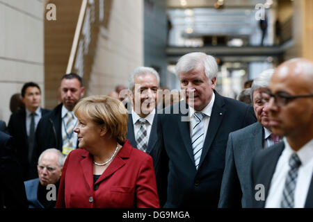 Berlin, Deutschland. 17. Oktober 2013. Dritte unsystematisch sprechen zwischen den Führern der CSU / CDU und SPD für die mögliche Bildung einer Regierungskoalition in der Deutschen Parlamentarischen Gesellschaft in Berlin realisiert. / Foto: zusammen - Vorsitzender Ronald Pofalla (CDU), Kanzleramt Bundeswirtschaftsminister, CSU, Angela Merkel, Bundeskanzlerin, Horst Seehofer (CSU) und Ministerpräsident von Bayern, Volker Bouffier (CDU), Hessens Ministerpräsident. Bildnachweis: Reynaldo Chaib Paganelli/Alamy Live-Nachrichten Stockfoto