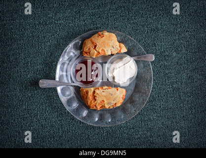 Ein Butterscotch Rosinen-Scones mit Marmelade und Clotted Cream serviert in Robinsons Tea-Room in Stony Brook, Long Island, New York Stockfoto