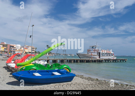 Sportboot ankern am Mar Menor, mit kleinen Booten und Wasserrutschen im Vordergrund, Mar Menor, Los Alcazares, Murcia, Stockfoto