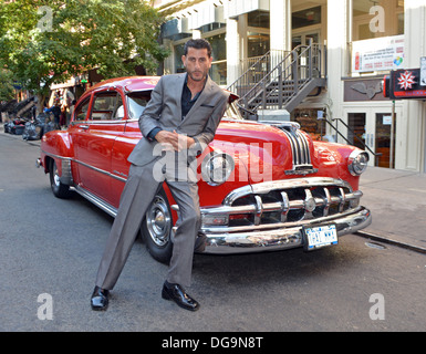 Porträt des ehemaligen mixed Martial Arts champion Extreme LaCosta vor seinen Jahrgang 1950 Pontiac Silver Streak Stockfoto