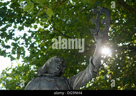 Eine Statue von König Richard III von James Walter Butler RA, steht in den Schlossgärten, Leicester, England, UK Stockfoto