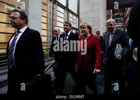 Berlin, Deutschland. 17. Oktober 2013. Dritte unsystematisch sprechen zwischen den Führern der CSU / CDU und SPD für die mögliche Bildung einer Regierungskoalition in der Deutschen Parlamentarischen Gesellschaft in Berlin realisiert. / Bild: Hans-Peter Friedrich (CSU), Bundeswirtschaftsminister Interieur, Ronald Pofalla (CDU), Bundesminister Kanzleramt, Angela Merkel, Bundeskanzlerin und Volker Bouffier (CDU), Ministerpräsident von Hessen. Bildnachweis: Reynaldo Chaib Paganelli/Alamy Live-Nachrichten Stockfoto