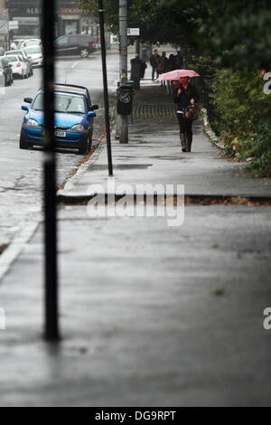 Kelvinbridge, Glasgow, Schottland, Großbritannien. 17. Oktober 2013. Dauerregen und ein echtes Gefühl des Herbstes stoppen nicht die Leben vieler, da jeder über ihr tägliches Geschäft geht. Paul Stewart/Alamy News Stockfoto