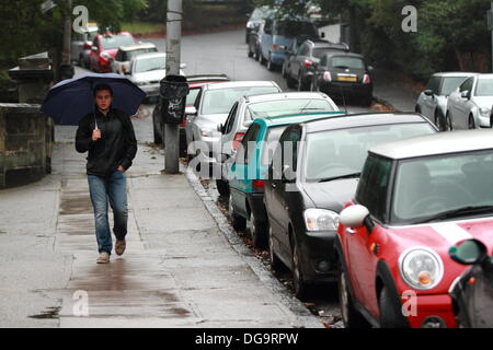 Kelvinbridge, Glasgow, Schottland, Großbritannien. 17. Oktober 2013. Dauerregen und ein echtes Gefühl des Herbstes stoppen nicht die Leben vieler, da jeder über ihr tägliches Geschäft geht. Paul Stewart/Alamy News Stockfoto