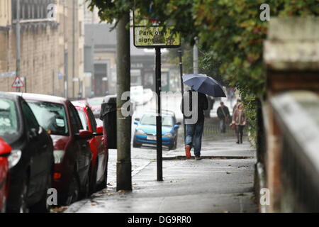 Kelvinbridge, Glasgow, Schottland, Großbritannien. 17. Oktober 2013. Dauerregen und ein echtes Gefühl des Herbstes stoppen nicht die Leben vieler, da jeder über ihr tägliches Geschäft geht. Paul Stewart/Alamy News Stockfoto