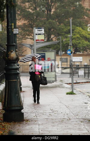 Kelvinbridge, Glasgow, Schottland, Großbritannien. 17. Oktober 2013. Dauerregen und ein echtes Gefühl des Herbstes stoppen nicht die Leben vieler, da jeder über ihr tägliches Geschäft geht. Paul Stewart/Alamy News Stockfoto