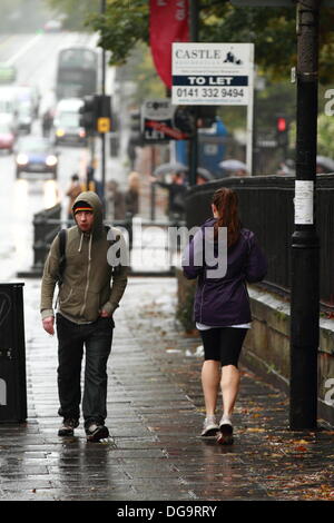 Kelvinbridge, Glasgow, Schottland, Großbritannien. 17. Oktober 2013. Dauerregen und ein echtes Gefühl des Herbstes stoppen nicht die Leben vieler, da jeder über ihr tägliches Geschäft geht. Paul Stewart/Alamy News Stockfoto