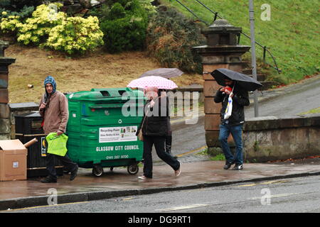 Kelvinbridge, Glasgow, Schottland, Großbritannien. 17. Oktober 2013. Dauerregen und ein echtes Gefühl des Herbstes stoppen nicht die Leben vieler, da jeder über ihr tägliches Geschäft geht. Paul Stewart/Alamy News Stockfoto