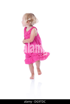 kleines Mädchen im rosa Kleid ausgeführt, isoliert auf weißem Hintergrund Stockfoto