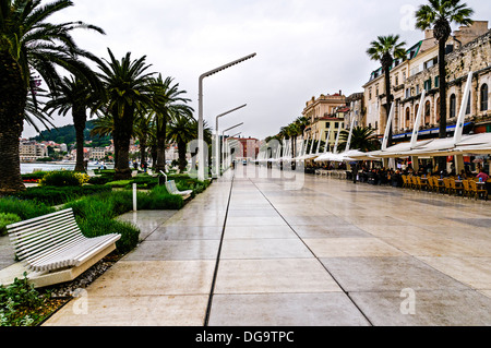 Die Riva von Split attraktive moderne Strandpromenade voller Bars und Cafés steht vor Diokletian Palast, Stockfoto