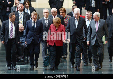 Bundeskanzlerin Angela Merkel (C, CDU) kommt zusammen mit (L-R) deutschen Interior Minister Hans-Peter Friedrich (CSU), deutsche Finance Minister Wolfgang Schäuble (CDU), Staatskanzlei Minister Ronald Pofalla (CDU), Sachsens führende Stanislaw Tillich (CDU), CDU-Fraktionschef Volker Kauder (CDU), bayerische premier Horst Seehofer (CSU), CDU-Generalsekretär Hermann Groehe und Hessens führende Volker Bouffier (CDU) kommen für explorative Koalitionsverhandlungen mit der Sozialdemokratischen Partei (SPD) in Berlin , Deutschland, 17. Oktober 2013. Foto: Rainer Jensen/dpa Stockfoto