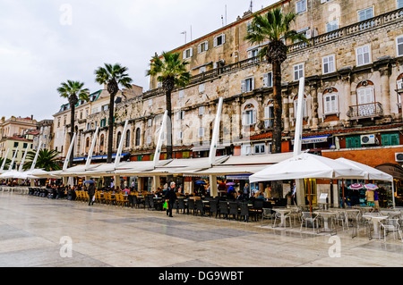 Die Riva von Split attraktive moderne Strandpromenade voller Bars und Cafés steht vor Diokletian Palast, Stockfoto