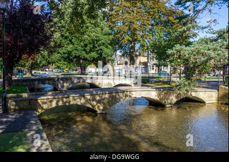 Neue Brücke und Payne Brücke über den RIver Windrush in die Cotswold Dorf von Bourton-on-the-Water, Gloucestershire, UK. Stockfoto