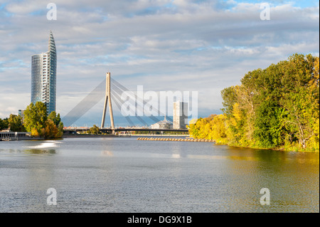 Kabel gebliebene Brücke über Fluss Daugava in Riga, Lettland Stockfoto