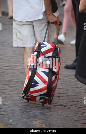 Mann mit Union Jack Flagge Trolley Case Tasche in Rom Italien Stockfoto