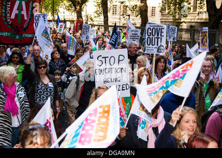 London, UK. 17. Oktober 2013. Mehr als 10.000 LehrerInnen aus der Nuss und NASUWT marschieren durch London aus Protest gegen Änderungen ihre Renten und Bildung Sekretär Michael Gove Pläne um ihre Arbeitsbelastung zu erhöhen. Bildnachweis: Paul Davey/Alamy Live-Nachrichten Stockfoto