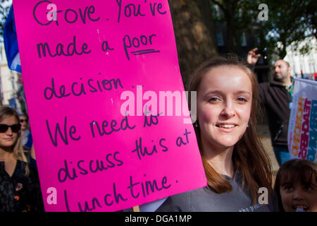 London, UK. 17. Oktober 2013. Mehr als 10.000 LehrerInnen aus der Nuss und NASUWT marschieren durch London aus Protest gegen Änderungen ihre Renten und Bildung Sekretär Michael Gove Pläne um ihre Arbeitsbelastung zu erhöhen. Bildnachweis: Paul Davey/Alamy Live-Nachrichten Stockfoto