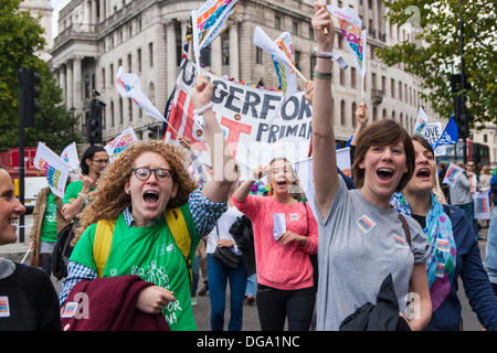 London, UK. 17. Oktober 2013. Mehr als 10.000 LehrerInnen aus der Nuss und NASUWT marschieren durch London aus Protest gegen Änderungen ihre Renten und Bildung Sekretär Michael Gove Pläne um ihre Arbeitsbelastung zu erhöhen. Bildnachweis: Paul Davey/Alamy Live-Nachrichten Stockfoto