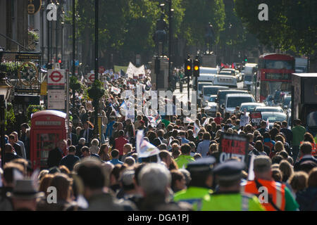 London, UK. 17. Oktober 2013. Mehr als 10.000 LehrerInnen aus der Nuss und NASUWT marschieren durch London aus Protest gegen Änderungen ihre Renten und Bildung Sekretär Michael Gove Pläne um ihre Arbeitsbelastung zu erhöhen. Bildnachweis: Paul Davey/Alamy Live-Nachrichten Stockfoto