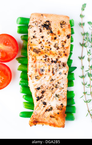 Lachssteak mit Thymian und Pfeffer Stockfoto